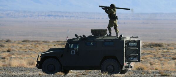 Sistema de defesa antiaérea portátil Igla é disparado a partir de um veículo blindado Tigr no âmbito dos exercícios táticos Rubezh 2016 - Sputnik Brasil