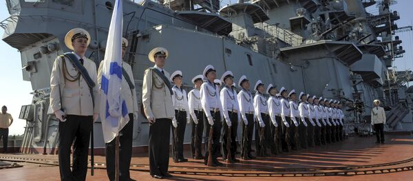 Marinheiros do cruzador de mísseis pesado russo Pyotr Veliky durante a estadia do navio no porto de Tartus, Síria (foto de arquivo) - Sputnik Brasil