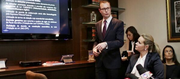 Advogado do ex-presidente Lula, Cristiano Zanin Martins em coletiva à imprensa - Sputnik Brasil