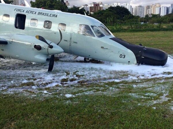 A aeronave teria apresentado problemas no trem de pouso - Sputnik Brasil