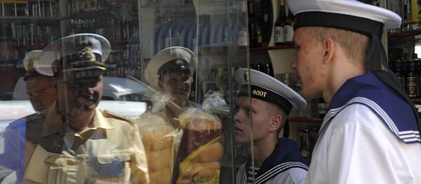 Marinheiros do cruzador de mísseis pesado russo Pyotr Veliky durante a estadia do navio no porto de Tartus, Síria (foto de arquivo) - Sputnik Brasil