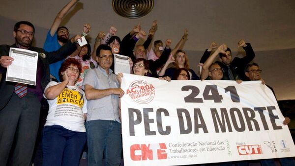Durante a votação muitas manifestações contra a PEC 241 nas galerias da Câmara - Sputnik Brasil