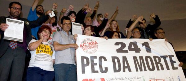 Durante a votação muitas manifestações contra a PEC 241 nas galerias da Câmara - Sputnik Brasil