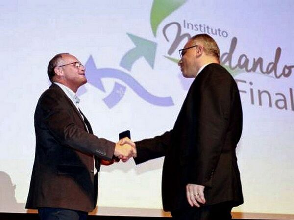 José Mariano Beltrame, cumprimentando seu sucessor, Roberto Sá  - Sputnik Brasil