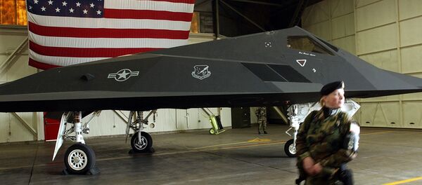 Um soldado da Força Aérea dos EUA perto do avião stealth F-117 Nighthawk Um soldado da Força Aérea dos EUA perto do avião stealth F-117 Nighthawk - Sputnik Brasil