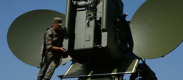 Módulo multifuncional de interferência Krasukha 4 durante os exercícios na região de Sverdlovsk, Rússia (foto de arquivo) - Sputnik Brasil