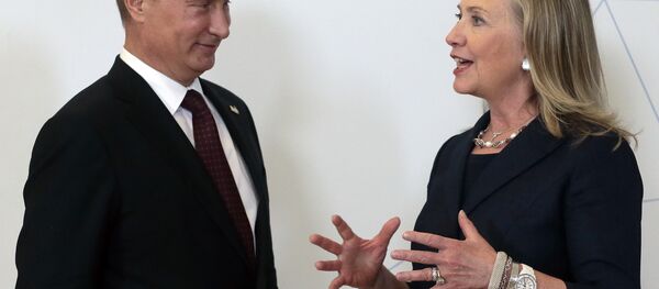 Vladimir Putin fala à então secretária de Estado norte-americano Hillary Clinton na cúpula da APEC, Vladivostok, Rússia, 2012 (foto de arquivo) - Sputnik Brasil