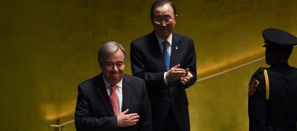 Novo secretário-geral da ONU, António Guterres, e o secretário-geral da Organização atual, Ban Ki-moon, na cerimônia de designação do principal responsável da ONU, Nova York, EUA, 13 de outubro de 2016 - Sputnik Brasil