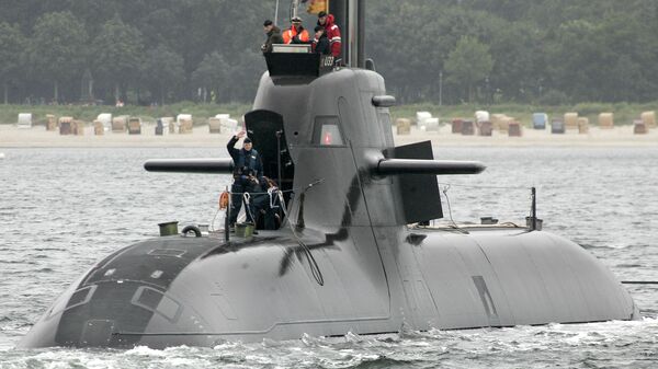 Um membro da tripulação acena enquanto o submarino alemão U 33 deixa o porto naval de Eckernfoerde, no norte da Alemanha - Sputnik Brasil