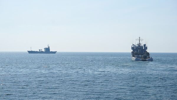 German Navy Elbe-class replenishment ship Elbe A511 and Royal Norwegian Navy support vessel Valkyrien A535 during Open Spirit 2014 - Sputnik Brasil