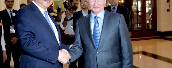 Presidente da China, Xi Jinping, e presidente da Rússia, Vladimir Putin, apertam as mãos às margens da Cúpula dos BRICS em Goa - Sputnik Brasil