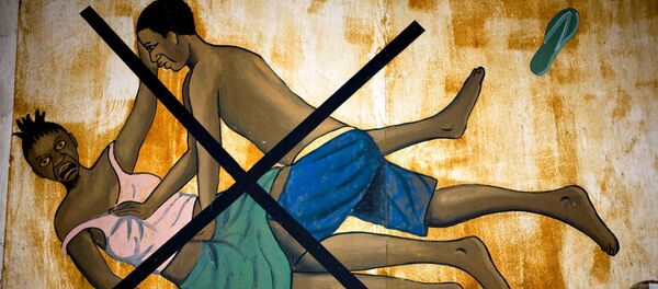 Um cartaz em um mercado em Monrovia durante uma campanha anti-estupro de 2009 na Libéria - Sputnik Brasil