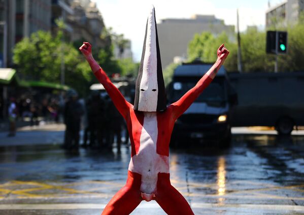 Manifestante durante a marcha de protesto contra a comemoração do Dia de Colombo. Santiago, capital do Chile - Sputnik Brasil