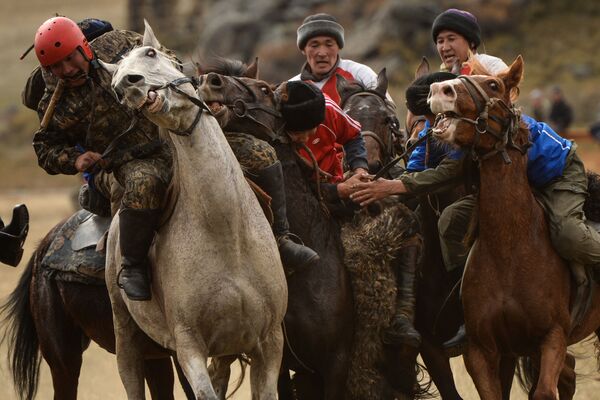 Jogadores de Kok-boru, desporto aborígene, durante as competições do I Torneio Republicano de esportes equestres, realizado na república russa de Altai - Sputnik Brasil