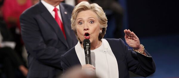 Candidatos à presidência dos EUA, Hillary Clinton e Donald Trump, durante um debate eleitoral - Sputnik Brasil