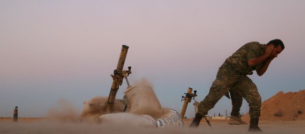 Militar do Exército Livre da Síria durante a liberação de Dabiq, 15 de outubro de 2016 Militar do Exército Livre da Síria durante a liberação de Dabiq, 15 de outubro de 2016 - Sputnik Brasil