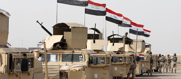 Iraqi security forces ride in vehicles travelling to Mosul to fight against militants of Islamic State at an Iraqi army base in Camp Taji in Baghdad, February 21, 2016 - Sputnik Brasil