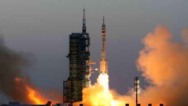 A nave espacial Shenzhou-11 com astronautas Jing Haipeng e Chen Dong sai de launchpad em Jiuquan, China - Sputnik Brasil