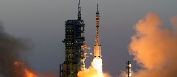 Shenzhou-11 manned spacecraft carrying astronauts Jing Haipeng and Chen Dong blasts off from the launchpad in Jiuquan, China - Sputnik Brasil