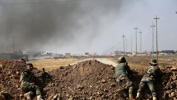 Um grupo de forças curdas observa desde um esconderijo a paisagem da aldeia de Khazer, a 30 km de Mossul, capital iraquiana do grupo terrorista Daesh - Sputnik Brasil