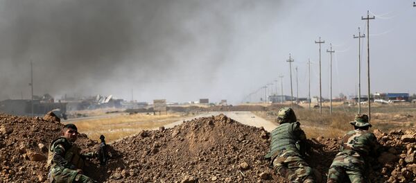 Um grupo de forças curdas observa desde um esconderijo a paisagem da aldeia de Khazer, a 30 km de Mossul, capital iraquiana do grupo terrorista Daesh - Sputnik Brasil