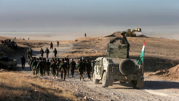 Peshmerga (unidades armadas dos curdos iraquianos) se aproxima a Mossul do leste, em 17 de outubro de 2016 - Sputnik Brasil