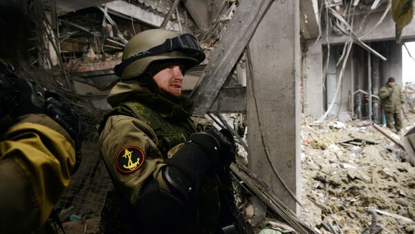 Self-defense fighter known by his nickname of Motorola stands inside a destroyed airport building in the eastern Ukrainian city of Donetsk, on February 26, 2015 - Sputnik Brasil