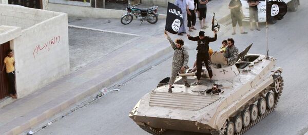 Militant Islamist fighters take part in a military parade along the streets of northern Raqqa province in this June 30, 2014, file photo Militant Islamist fighters take part in a military parade along the streets of northern Raqqa province in this June 30, 2014, file photo - Sputnik Brasil