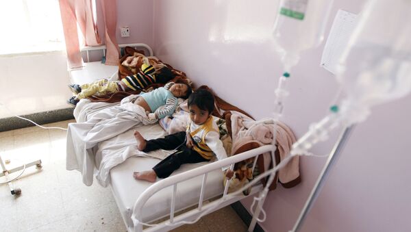Yemeni children receive treatment at a hospital in the capital Sanaa on October 11, 2016 - Sputnik Brasil
