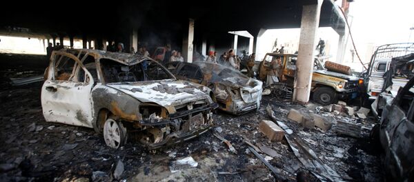 Pessoas no local do ataque aéreo realizado contra funeral na capital iemenita Sanaa, 8 de outubro de 2016 - Sputnik Brasil