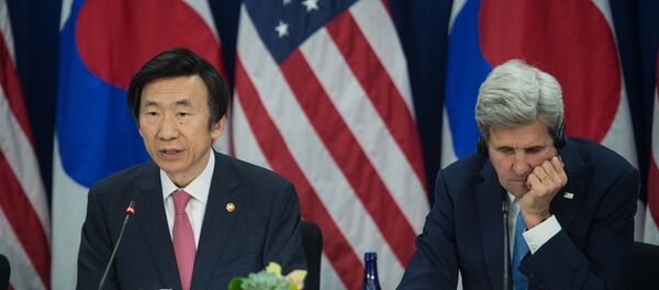 O chanceler sul-coreano Yun Byung-se discursa ao lado do secretário de Estado dos EUA, John Kerry, em Washington - Sputnik Brasil
