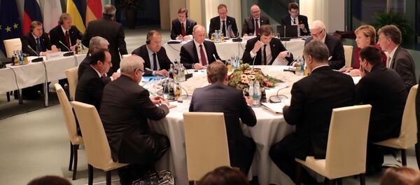 German Chancellor Angela Merkel, Ukrainian President Petro Poroshenko, French President Francois Hollande, Russian President Vladimir Putin and German Foreign Minister Frank-Walter Steinmeier - Sputnik Brasil