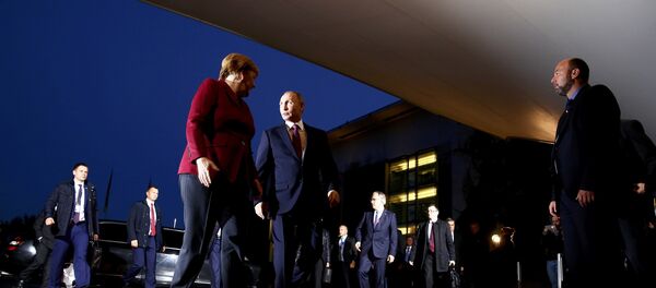 German Chancellor Angela Merkel welcomes Russian President Vladimir Putin for talks on a stalled peace plan for eastern Ukraine at the chancellery in Berlin, Germany, October 19, 2016. - Sputnik Brasil