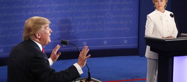 Presidenciáveis norte-americanos Donald Trump e Hillary Clinton durante o último debate no estado de Nevada, EUA, 19 de outubro de 2016 - Sputnik Brasil