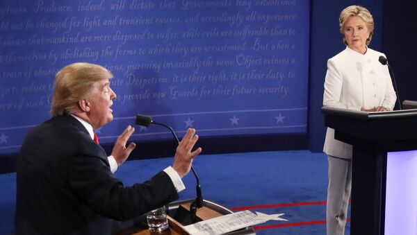 Presidenciáveis norte-americanos Donald Trump e Hillary Clinton durante o último debate no estado de Nevada, EUA, 19 de outubro de 2016 - Sputnik Brasil