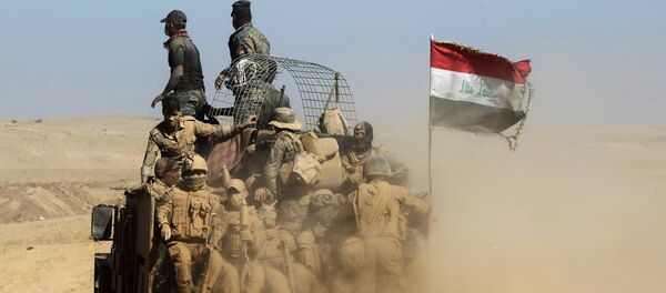 Forças iraquianas passam no deserto no âmbito de operação de libertação de Mossul, Iraque, 20 de outubro de 2016 - Sputnik Brasil