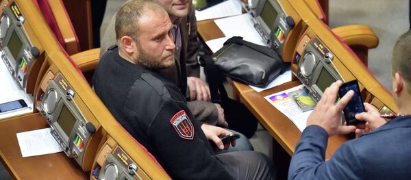 Ukrainian far-right Pravy Sektor (Right Sector) Dmytro Yarosh (C) poses for a picture during the opening of new parliamentary session in Kiev on November 27, 2014 - Sputnik Brasil