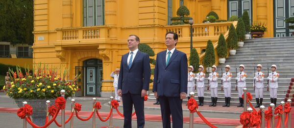 Dmitry Medvedev e Nguen Tan Dung em Hanoi em 6 de abril de 2015 - Sputnik Brasil