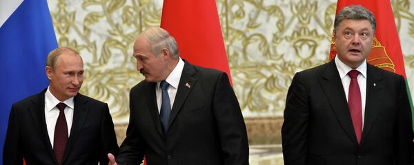 Presidentes da Rússia, Vladimir Putin (esquerda), da Bielorrússia, Alexander Lukashenko (centro) e da Ucrânia, Pyotr Poroshenko (direita), durante conversações em Minsk Presidentes da Rússia, Vladimir Putin (esquerda), da Bielorrússia, Alexander Lukashenko (centro) e da Ucrânia, Pyotr Poroshenko (direita), durante conversações em Minsk - Sputnik Brasil