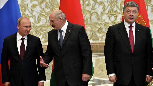 Presidentes da Rússia, Vladimir Putin (esquerda), da Bielorrússia, Alexander Lukashenko (centro) e da Ucrânia, Pyotr Poroshenko (direita), durante conversações em Minsk - Sputnik Brasil