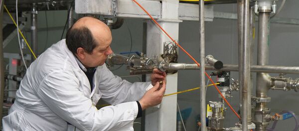 Um representante da AIEA desliga uma conexão na instalação de enriquecimento de urânio a 20 % em Natanz, em janeiro de 2014 - Sputnik Brasil