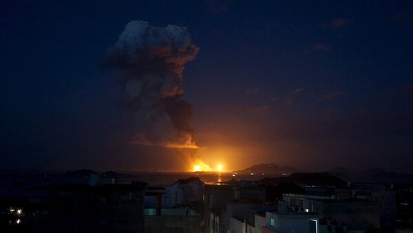 Incêndio domina o horizonte após explosão de fábrica de produtos químicos em Zhangzhou, China (foto de arquivo) - Sputnik Brasil