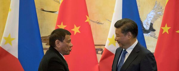 Presidente das Filipinas Rodrigo Duterte e da China Xi Jinping se reunem em Pequim, 20 de outubro de 2016 - Sputnik Brasil