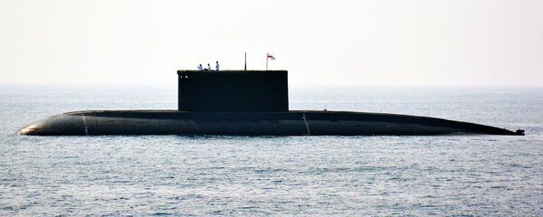 Marinheiros indianos na torre do submarino nuclear indiano no porto de Visakhapatnam, sudeste da Índia, 6 de fevereiro de 2016 Marinheiros indianos na torre do submarino nuclear indiano no porto de Visakhapatnam, sudeste da Índia, 6 de fevereiro de 2016 - Sputnik Brasil