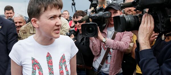 Militar e deputada da Suprema Rada da Ucrânia Nadezhda Savchenko falando aos jornalistas Militar e deputada da Suprema Rada da Ucrânia Nadezhda Savchenko falando aos jornalistas - Sputnik Brasil