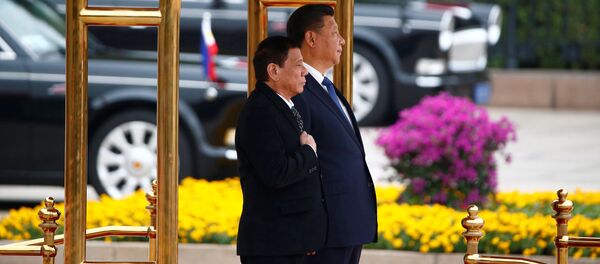 Presidente das Filipinas, Rodrigo Duterte e o presidente chinês, Xi Jinping, em 20 de outubro de 2016 - Sputnik Brasil