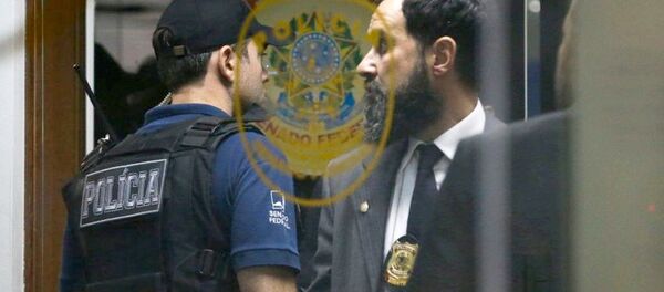 Polícia Federal durante a operação, que prendeu 4 policiais legislativos suspeitos atrapalhar a Lava Jato - Sputnik Brasil