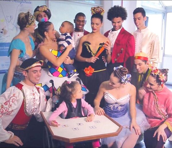 Cisne Negro usa a dança para ajudar crianças em hospitais de São Paulo Cisne Negro usa a dança para ajudar crianças em hospitais de São Paulo - Sputnik Brasil