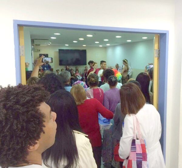 Cisne Negro usa a dança para ajudar crianças em hospitais de São Paulo Cisne Negro usa a dança para ajudar crianças em hospitais de São Paulo - Sputnik Brasil