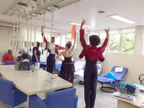 Cisne Negro usa a dança para ajudar crianças em hospitais de São Paulo Cisne Negro usa a dança para ajudar crianças em hospitais de São Paulo - Sputnik Brasil